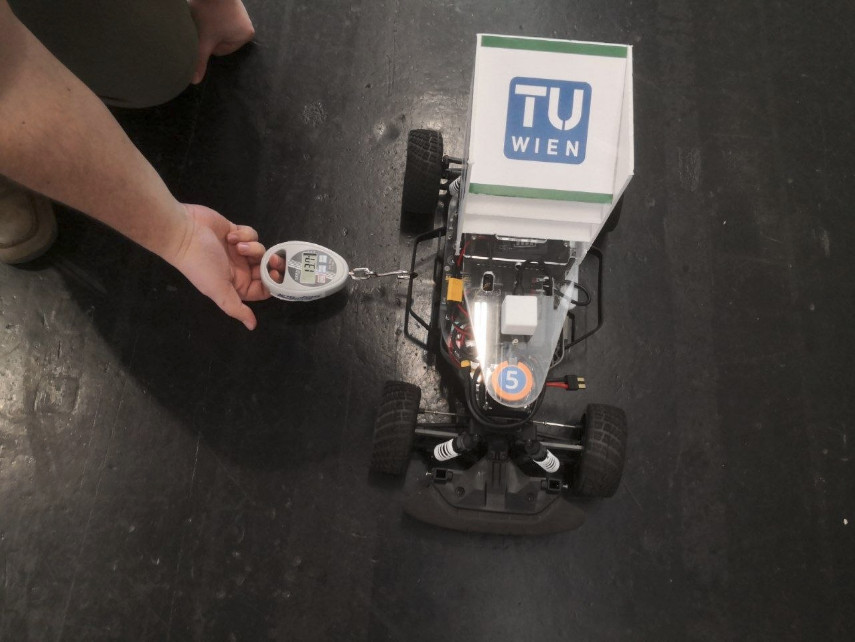 Side pull test in the racing hall